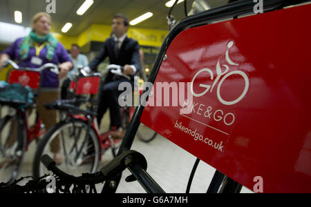 USAGE ÉDITORIAL EXCLUSIF vue générale des bicyclettes au lancement d'Abellio Bike & Go, un programme national de location de vélos, à la gare centrale de Liverpool. Banque D'Images