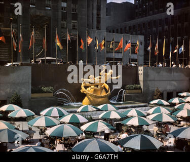 Prométhée 1950 PARAPLUIES DE FONTAINE JARDIN RESTAURANT MIDTOWN MANHATTAN ROCKEFELLER CENTER NEW YORK USA Banque D'Images