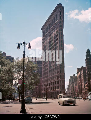 Années 1950 le Flatiron building construit en 1902, 23e Rue et la 5ème Avenue UN DES PREMIER GRATTE-CIEL DE MANHATTAN NEW YORK USA Banque D'Images