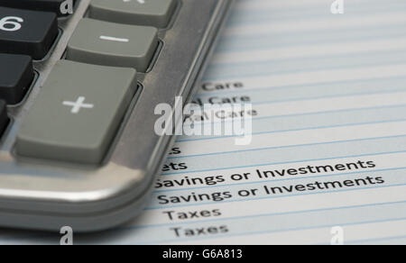 Une calculatrice et feuille de frais sont présentés à Montréal, le jeudi 23 juin, 2016. photo Graham Hughes/Freelance Banque D'Images