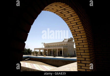 Image publiée jeudi 3 avril 2003, du manoir du cousin de Saddam Hussein, Ali Hassan Al Majid, également connu sous le nom d'« Ali chimique », après que les habitants ont pillé la maison près de Bassorah.DaN Chung/The Guardian/MOD Pool. Banque D'Images