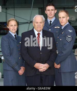 Ray Grayston, vétéran de Dambusters (au centre), et Paul Brant, officier de vol (deuxième à droite), avec de jeunes stagiaires de la RAF, Lieutenants Lucy Robinson et Stuart Molkenthin (à droite), à l'extérieur de la chaîne de télévision Channel 4, dans le centre de Londres. * pour marquer le 60e anniversaire de la mission Channel 4 est en train de filmer un film en deux parties qui présente le jeune équipage de la RAF qui a effectué la mission dans un simulateur de pointe, ainsi que les souvenirs des quelques survivants restants. Les programmes sont transmis le lundi 7 et 14 avril à 21:00. P Banque D'Images