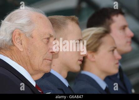 Ray Grayston, vétéran de Dambusters (à gauche), et Paul Brant, officier de vol, (à droite), avec de jeunes stagiaires de la RAF, Lieutenants Lucy Robinson et Stuart Molkenthin (deuxième à droite), à l'extérieur de la chaîne de télévision Channel 4, dans le centre de Londres. * pour marquer le 60e anniversaire de la mission Channel 4 est en train de filmer un film en deux parties qui présente le jeune équipage de la RAF qui a effectué la mission dans un simulateur de pointe, ainsi que les souvenirs des quelques survivants restants. Les programmes sont transmis le lundi 7 et 14 avril à 21:00. Banque D'Images