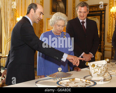 La reine Elizabeth II de Grande-Bretagne est présentée à la pièce centrale du Queen's Dessert Service par David Boulton (à gauche), directeur des opérations et directeur général adjoint Spode Ltd, qui lui a été offert par l'industrie de la céramique et les gens de Stoke on Trent, au château de Windsor, à Windsor. Banque D'Images