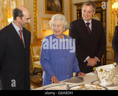 Reine reçoit des cadeaux en céramique. Banque D'Images