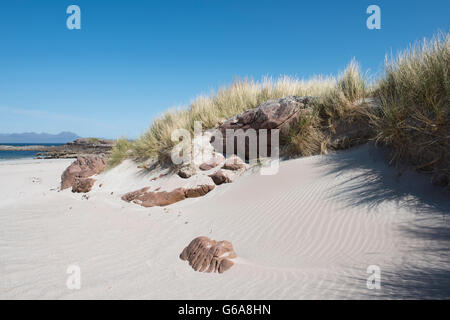 Dunes de sable, grès torridon, ammophile à Mellon Udrigle scène de plage. La péninsule de Coigach est juste visible à l'horizon. Banque D'Images