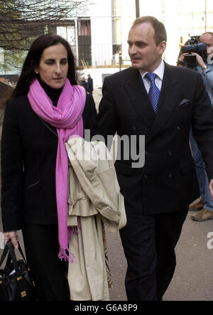 Le major Charles Ingram et sa femme Diana quittent la cour de Southwark Cown. Le juge dans l'affaire de M. Ingram a rejeté un membre du jury, laissant le verdict indécidé après deux jours de délibérations. Banque D'Images