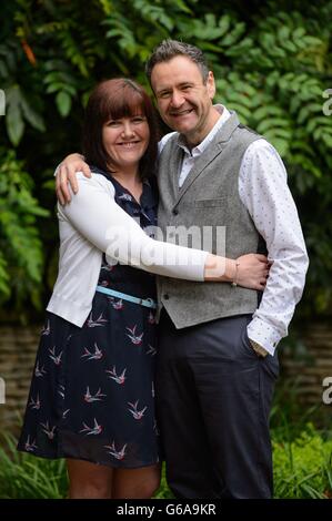 Thomas McIntyre de Larne en Irlande du Nord et sa femme Claire à un photocall à l'hôtel Ritz dans le centre de Londres, après avoir été nommé homme du monde de l'année 2013 Slimming après avoir perdu 17 8 livres Banque D'Images