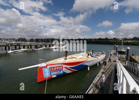 Un yacht Clipper est préparé avant d'être hissé hors de l'eau pour préparer un voyage à Londres, Southampton, Hampshire. Banque D'Images