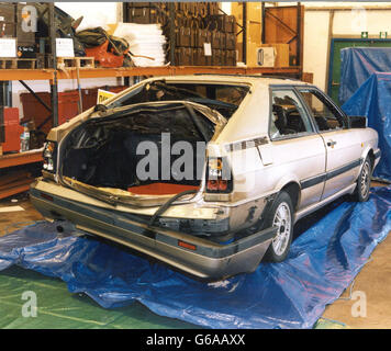 Scotland Yard Collect photo publiée le 8/4/03 de la botte d'une voiture, liée à l'explosion de la vraie bombe de l'IRA à Queensway, Birmingham. * trois terroristes irlandais ont été condamnés à l'Old Bailey d'avoir fomenté une véritable campagne de bombardement de l'IRA en Grande-Bretagne continentale - mettant en danger la vie et des biens gravement préjudiciables. Ils étaient en première ligne dans un complot responsable d'attentats à la bombe dans trois centres très fréquentés le samedi soir de 2001. La première a été sur le centre de télévision de la BBC en mars, puis à Ealing Broadway, à l'ouest de Londres, en août et enfin à Smallbrook, Queensway, Birmingham en novembre. Frères Robert Banque D'Images