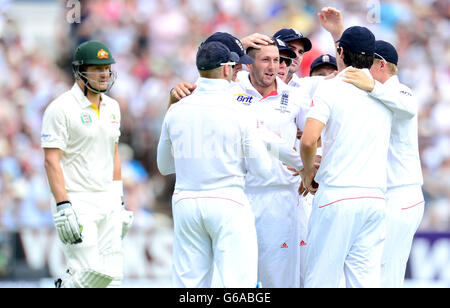 Englands Tim Bresnan célèbre la prise du cricket de Shane Watson (à gauche) en Australie pendant le premier jour du troisième match de test de cendres d'Investec au terrain de cricket d'Old Trafford, à Manchester. Banque D'Images