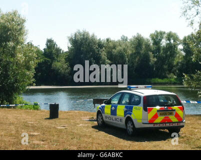 La police a cordon sur le vaste campus de l'Université d'Anglia où un pêcheur à la ligne a rapporté avoir vu le corps d'une femme flottant face vers le bas près d'une petite plage. Banque D'Images