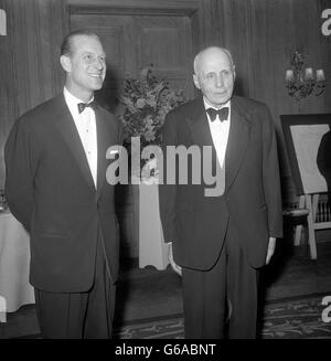 Le prince Philip, le duc d'Édimbourg, ex-élève de Gordonstoun, rencontre son ancien chef-maître, le Dr Kurt Hahn, lors d'un dîner donné en l'honneur du médecin par les amis de Gordonstoun. Le Dr Hahn, 77 ans, a fondé l'école de Salem en Allemagne et le duc y a étudié pendant un an. Lorsque le Dr Hahn a déménagé l'école en Écosse, le duc l'a accompagnée. Le Dr Hahn a pris sa retraite en 1953 Banque D'Images