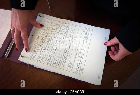 Alison Cathcart, registraire du Conseil municipal de Westminster, détient une copie du registre des naissances du Prince George de Cambridge, qui a été signé ce matin par son père, le duc de Cambridge, au Palais de Kensington. Banque D'Images