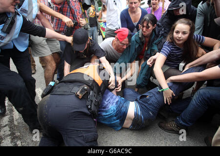 Des manifestants se sont opposés à la police sur le site de fracturation hydraulique de Balcombe dans le Sussex ouest, alors que la société énergétique Cuadrilla a commencé à tester des équipements avant de procéder à des forages pétroliers exploratoires dans la campagne anglaise, alors que des manifestations anti-fracturation sur le site sont entrées un neuvième jour. Banque D'Images