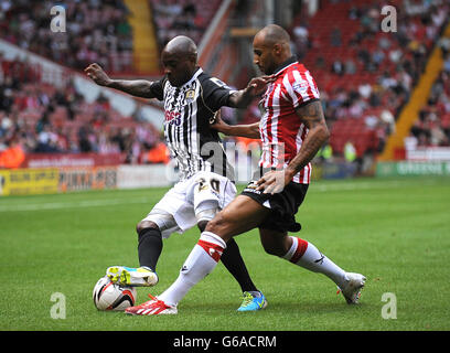 Jamal Campbell-Ryce du comté de Notts (à gauche) et Marcus Williams de Sheffield United (à droite) se battent pour le ballon lors du match de Sky Bet League One à Bramal Lane, Sheffield. Banque D'Images