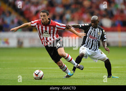 Stephen McGinn (à gauche) de Sheffield United et Jamal Campbell-Ryce (à droite) de Notts County se battent pour le ballon lors du match de Sky Bet League One à Bramall Lane, Sheffield. Banque D'Images