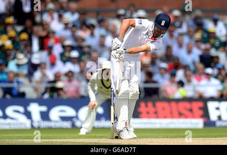 Alastair Cook enchaîne une balle du Mitchell Starc d'Australie au gardien de cricket Brad Haddin alors qu'il est en 62, au cours du troisième jour du troisième match d'essai Investec Ashes au terrain de cricket d'Old Trafford, à Manchester. Banque D'Images