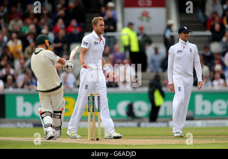 Stuart Broad (au centre) et Graeme Swann, en Angleterre, appellent pour le cricket de David Warner en Australie, mais après un replay RDS, il n'a pas été donné au cours du quatrième jour du match de test des cendres de Third Investec au terrain de cricket d'Old Trafford, à Manchester. Banque D'Images