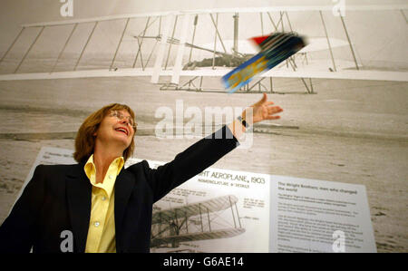 Martha Wright Crouch, grande nièce des pionniers de l'aviation les frères Wright ouvrent une exposition pour marquer le 100e anniversaire du premier vol historique de ses ancêtres.Mme Wright Crouch , 48 ans, de Linton, Cambridgeshire, et sa fille Sarah, 16 ans, *..étaient à la branche aérienne du Musée impérial de la guerre à Duxford, Cambridgeshire, pour célébrer le premier vol avec pilote, motorisé et contrôlé. Banque D'Images