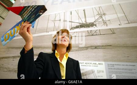 Martha Wright Crouch, grande nièce des pionniers de l'aviation les frères Wright ouvrent une exposition pour marquer le 100e anniversaire du premier vol historique de ses ancêtres.Mme Wright Crouch , 48 ans, de Linton, Cambridgeshire, et sa fille Sarah, 16 ans, *..étaient à la branche aérienne du Musée impérial de la guerre à Duxford, Cambridgeshire, pour célébrer le premier vol avec pilote, motorisé et contrôlé. Banque D'Images