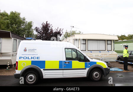 L'homme a mortellement poignardé dans le garage.Des policiers judiciaires sur les lieux d'un poignarder mortel au parc de vacances de Stud Farm à Heysham, dans le Lancashire. Banque D'Images