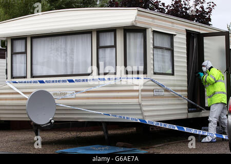 L'homme a mortellement poignardé dans le garage.Des policiers judiciaires sur les lieux d'un poignarder mortel au parc de vacances de Stud Farm à Heysham, dans le Lancashire. Banque D'Images