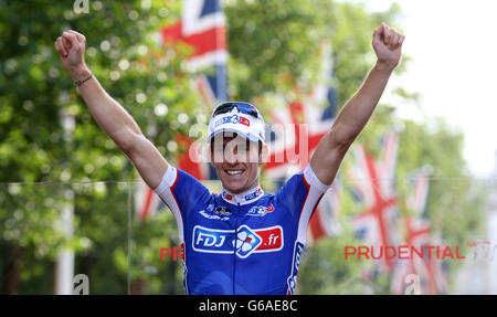 Cyclisme - Grand Prix de Ridelondon - deuxième jour - Londres.Arnaud Demare célèbre la victoire de la course de vélo Prudential London-Surrey 100, au cours du deuxième jour du Grand Prix de Ridelondon, Londres. Banque D'Images