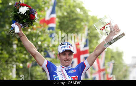 Cyclisme - Grand Prix de Ridelondon - deuxième jour - Londres.Arnaud Demare en France célèbre la victoire de la course de vélo Prudential London-Surrey 100, au cours du deuxième jour du Grand Prix de Ridelondon à Londres. Banque D'Images