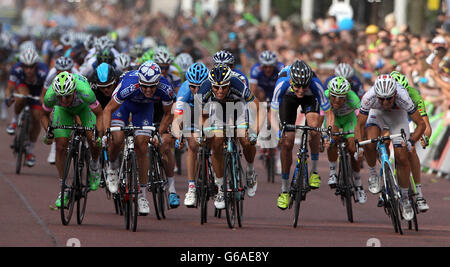 Arnaud Demare (deuxième à gauche) en France, course pour la ligne d'arrivée pour gagner la course de vélo Prudential London-Surrey 100, au cours du deuxième jour du Grand Prix de Ridelondon, Londres. Banque D'Images