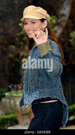 LA chanteuse AMÉRICAINE Shania Twain pose pour les photographes lors d'une séance photo à Home House, dans le centre de Londres. Shania a annoncé sa seule date européenne en 2003 - un concert à Hyde Park le samedi 12 juillet, sa première au Royaume-Uni depuis plus de quatre ans. Banque D'Images