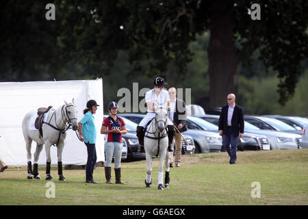 Prince Harry participe au défi Audi Polo à Cowarth Park, Ascot, Berkshire. Le Prince a joué dans la même équipe que son frère William en aide à la Charity SkillForce et à la Royal Marsden cancer Charity. Banque D'Images