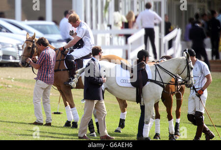 Prince Harry (L) joue au défi Audi Polo à Cowarth Park, Ascot, Berkshire. Le Prince a joué dans la même équipe que son frère William en aide à la Charity SkillForce et à la Royal Marsden cancer Charity. Banque D'Images