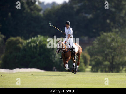 Prince William participe au Audi Polo Challenge à Cowarth Park, Ascot, Berkshire. Le prince a joué dans la même équipe que son frère Harry en aide à la Charity SkillForce et à la Royal Marsden cancer Charity. Banque D'Images