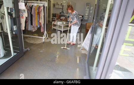 Sheena Crilly se moque dans son magasin White Feather après une inondation à la suite d'une importante explosion d'eau à Herne Hill, dans le sud de Londres. Banque D'Images