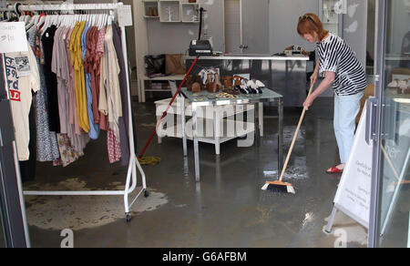 Sheena Crilly se moque dans son magasin White Feather après une inondation suite à l'éclatement d'une conduite d'eau à Herne Hill, dans le sud de Londres. Banque D'Images