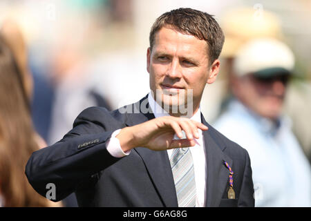 Propriétaire et ancien footballeur Michael Owen au cours du troisième jour du glorieux festival Goodwood 2013 à l'hippodrome de Goodwood Banque D'Images