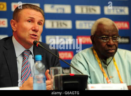 Le vice-président de l'IAAF, Sergey Bubka, et le président de l'IAAF, Lamine Diack, parlent lors d'une conférence de presse à l'hôtel Crowne Plaza de Moscou. Banque D'Images