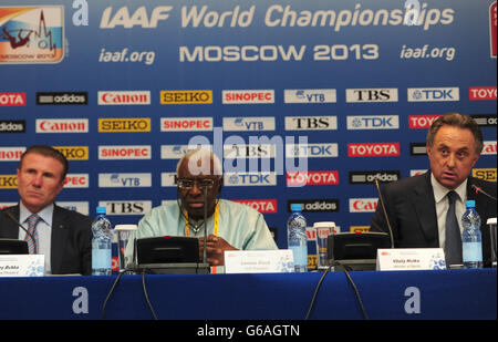 Le vice-président de l'IAAF, Sergey Bubka (à gauche), le président de l'IAAF, Lamine Diack (au centre), et le ministre russe des Sports, Aleksey Vorobiev, parlent lors d'une conférence de presse à l'hôtel Crowne Plaza de Moscou. Banque D'Images