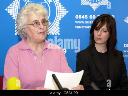 Liz Longhurst, la mère de Jane Longhurst, institutrice assassinée, lance un appel public pour des informations dans la chasse au tueur de l'enfant de 31 ans, à Sussex House, à Brighton, comme sa sœur, Sue Barnett, regarde.* le corps brûlant de Jane a été trouvé dans les bois à Wiggonholt Common près de Pulborough, West Sussex.Un homme de 35 ans a été arrêté, soupçonné de son meurtre, a déclaré la police de Sussex. Banque D'Images