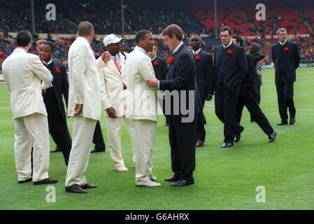 Steve Bruce (c, r) de Manchester United admire la tenue de John Barnes de Liverpool alors que les deux équipes se promènent sur le terrain avant le match Banque D'Images