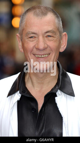 L'acteur Sir Ian McKennen arrivant à l'Odeon West End, Londres, pour la première britannique de X-Men 2. Banque D'Images