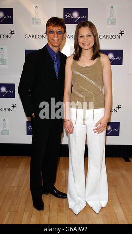 Robin Gibb pose avec Jessica Cornish, 15 ans, de Romford Essex, après avoir été nommée meilleure jeune chanteuse pop, lors des prix Brilliant prodiges 2003 de Grande-Bretagne, filmés aux LWT Studios à Londres. Le programme doit être transmis le lundi 5 mai 2003, sur ITV1. Banque D'Images