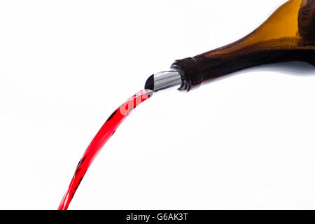 Drop stop inséré dans une bouteille de vin rouge il est payé sans créer de chute Banque D'Images