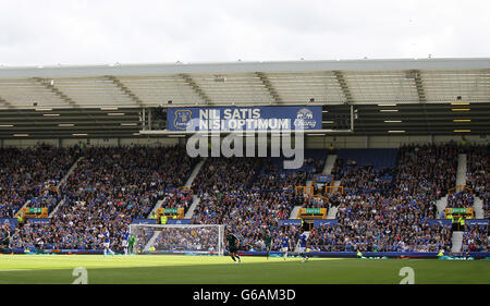 Vue générale du stand montrant un grand panneau indiquant la devise d'Everton « Nil Satis Nisi Optimum » Banque D'Images