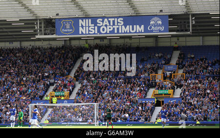 Vue générale du stand montrant un grand panneau indiquant la devise d'Everton « Nil Satis Nisi Optimum » Banque D'Images