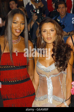 Le supermodèle Naomi Campbell (à gauche) et l'ancienne Spice Girl Victoria Beckham arrivent pour le Gala du Costume Institute de la Déesse au Metropolitan Museum of Art de New York. Banque D'Images