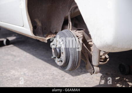 Gros plan l'essieu de roue de la voiture a été retirée du véhicule selective focus profondeur de champ Banque D'Images