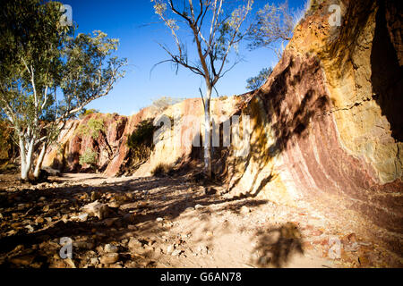 Un site autochtone sacré d'Ochre Pits près d'Alice Springs dans le Territoire du Nord, Australie Banque D'Images