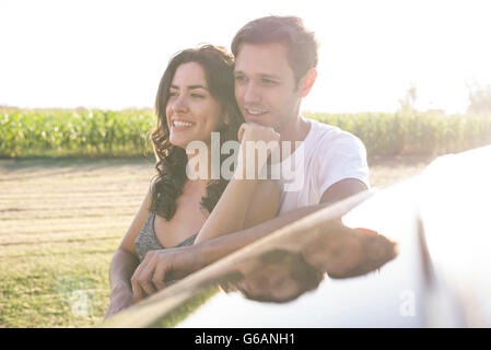 Couple qui pause de road trip pour profiter de voir Banque D'Images